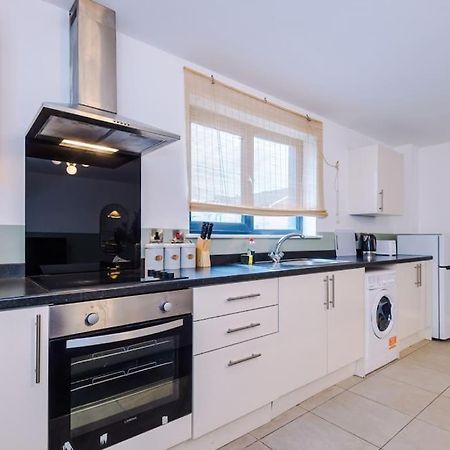 Cozy 1 Bedroom Apartment, Prime Location , Free Parking Manchester Extérieur photo