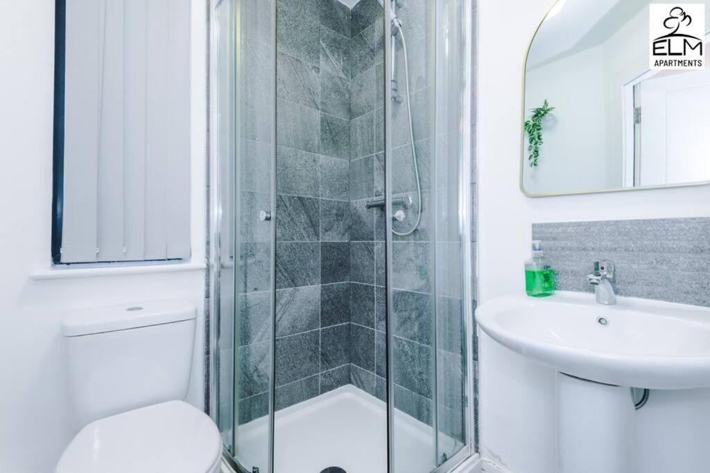 Cozy 1 Bedroom Apartment, Prime Location , Free Parking Manchester Extérieur photo