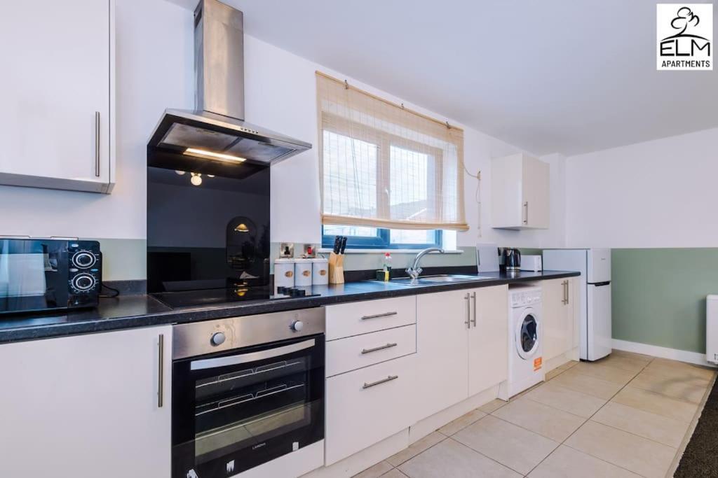 Cozy 1 Bedroom Apartment, Prime Location , Free Parking Manchester Extérieur photo
