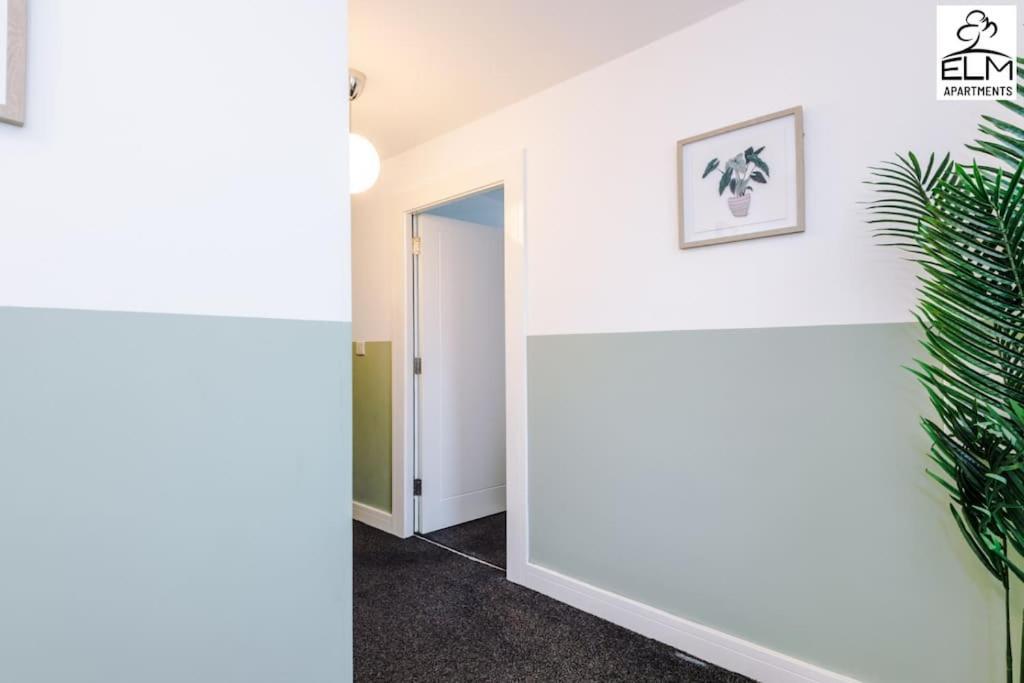 Cozy 1 Bedroom Apartment, Prime Location , Free Parking Manchester Extérieur photo