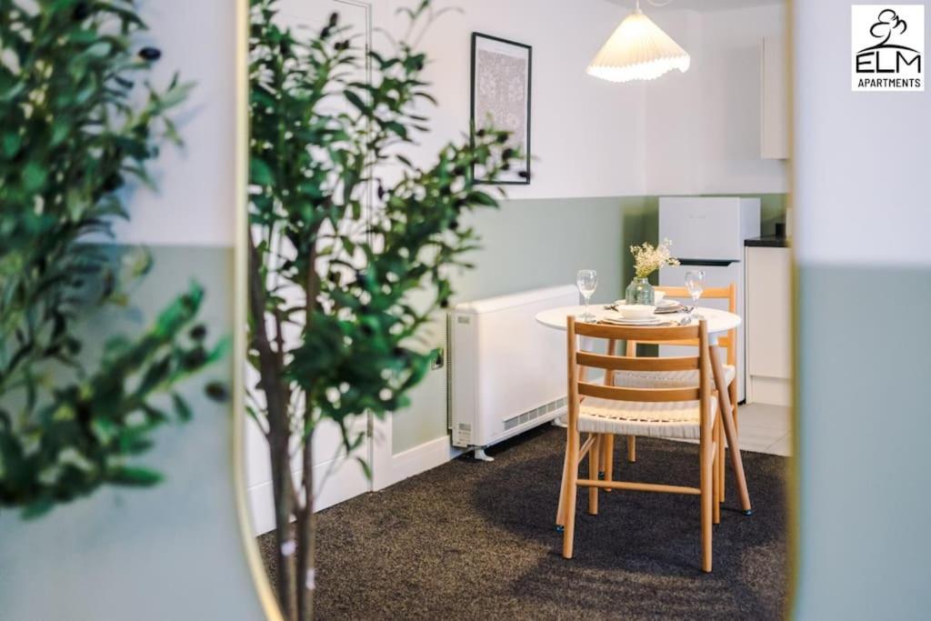 Cozy 1 Bedroom Apartment, Prime Location , Free Parking Manchester Extérieur photo