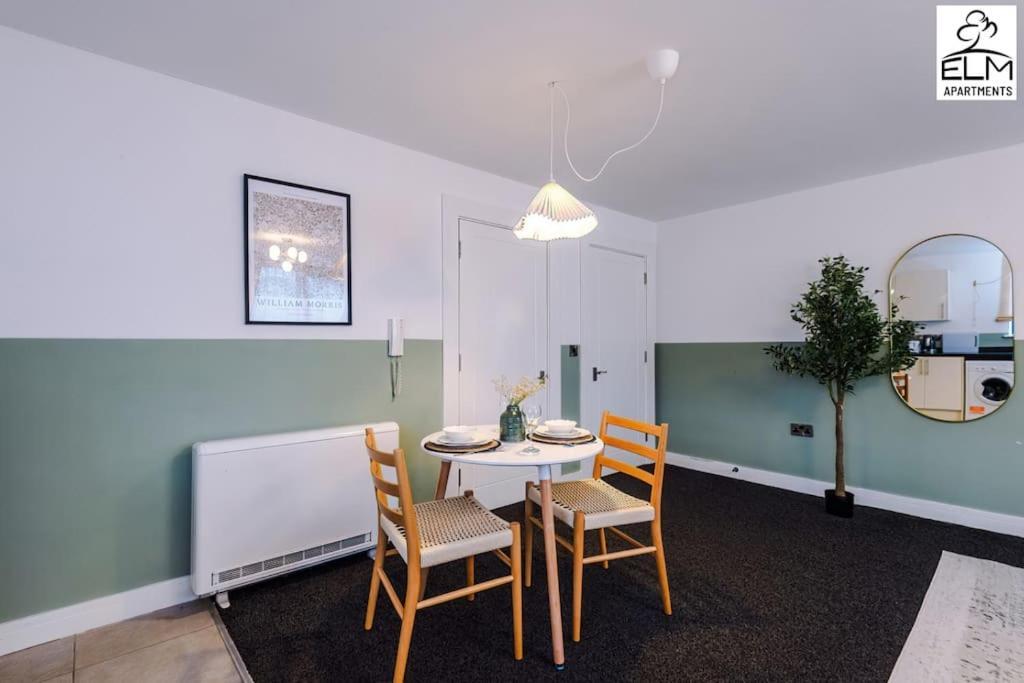 Cozy 1 Bedroom Apartment, Prime Location , Free Parking Manchester Extérieur photo