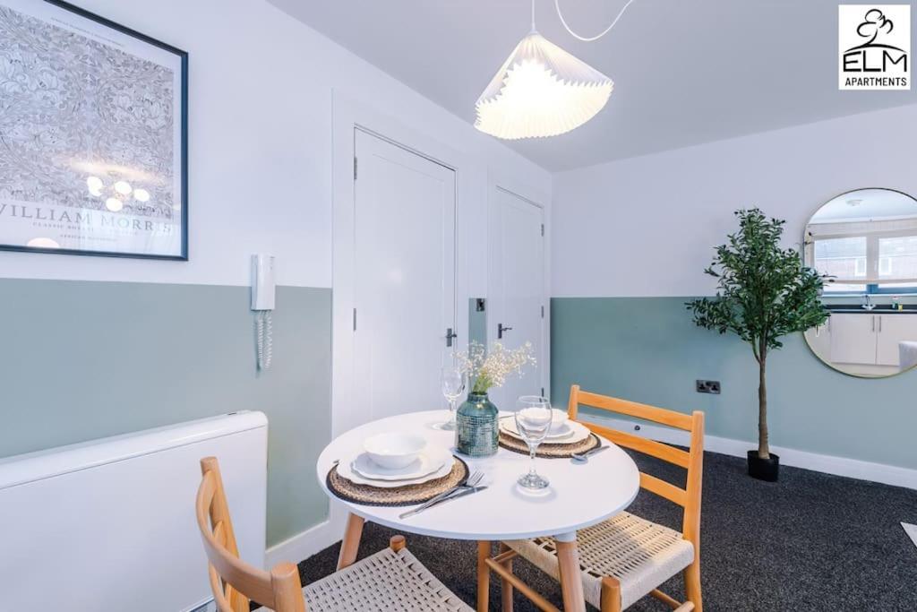 Cozy 1 Bedroom Apartment, Prime Location , Free Parking Manchester Extérieur photo