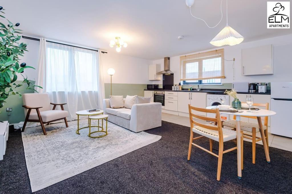 Cozy 1 Bedroom Apartment, Prime Location , Free Parking Manchester Extérieur photo